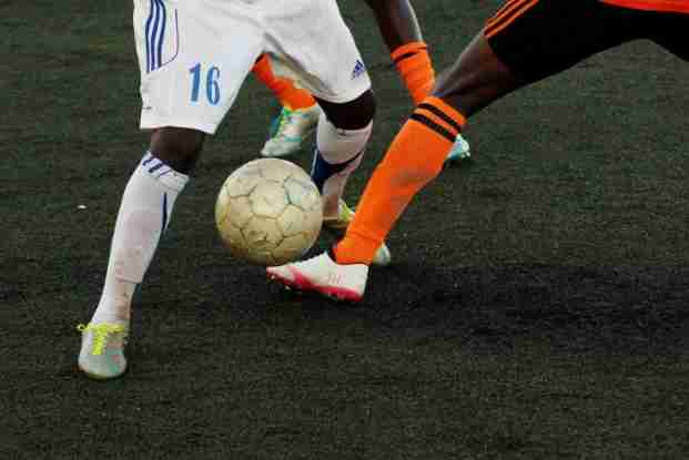 Due giocatori che giocano a calcio