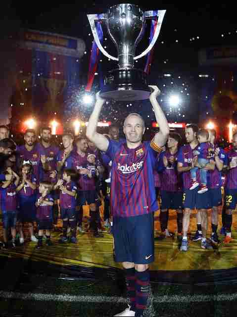 Iniesta addio al calcio